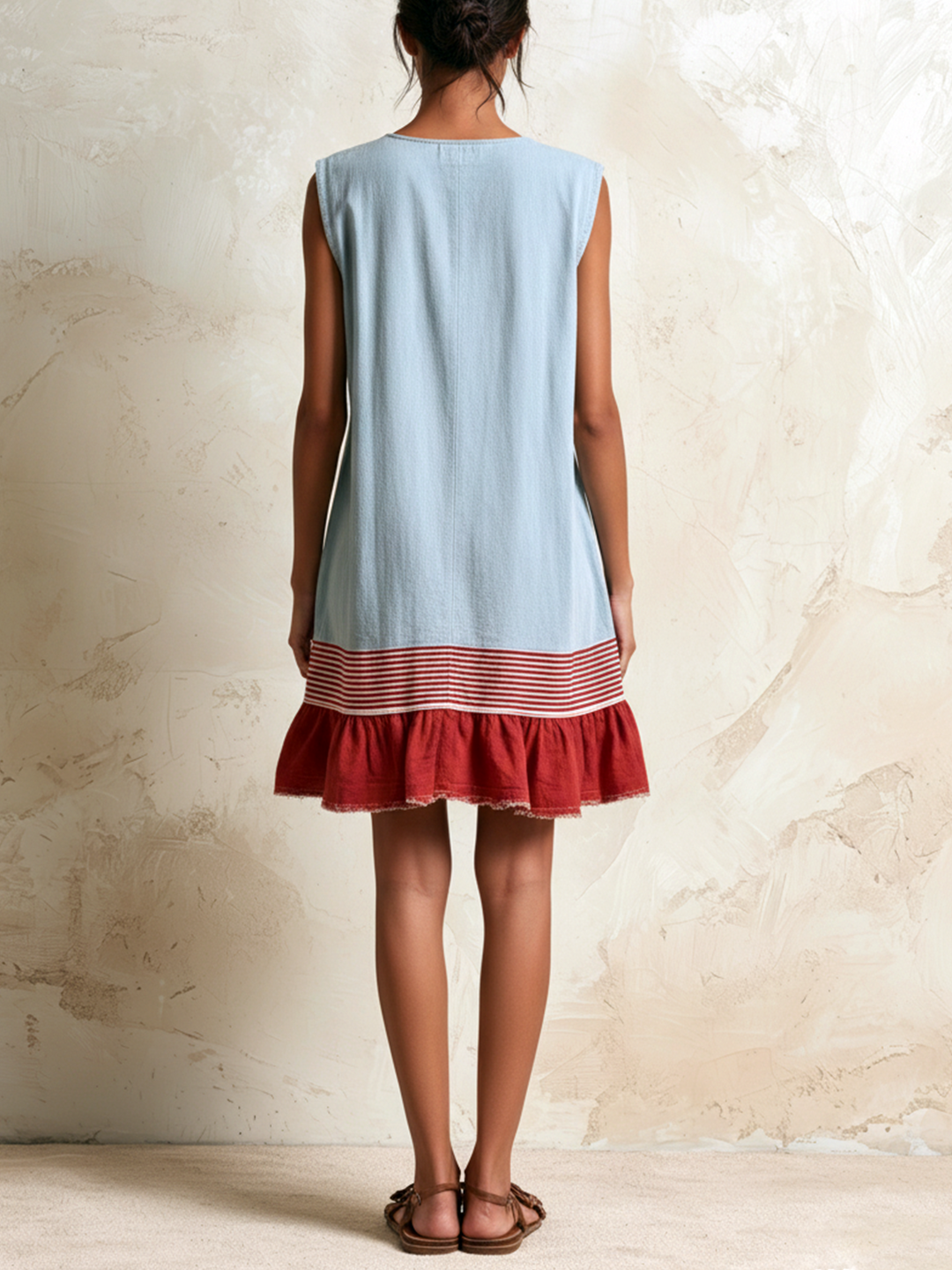 Amaya | Robe tunique sans manches bleu clair avec bande rouge et ourlet froncé