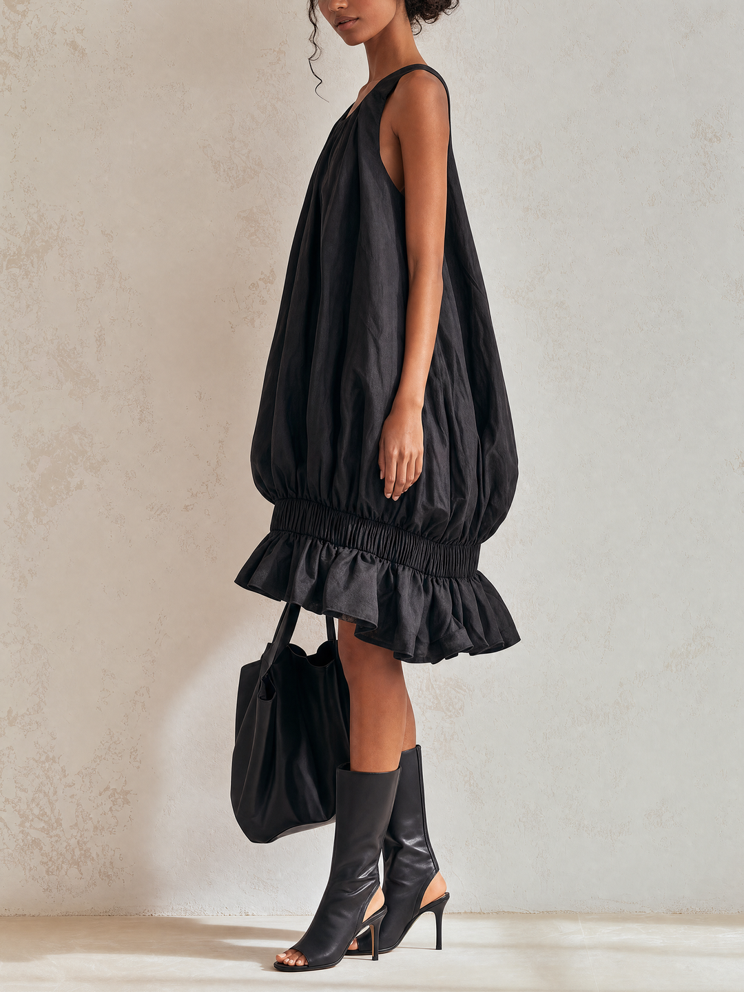 Robe midi bulle sans manches noire avec taille élastique froncée et ourlet volanté, robe ample en forme de tente