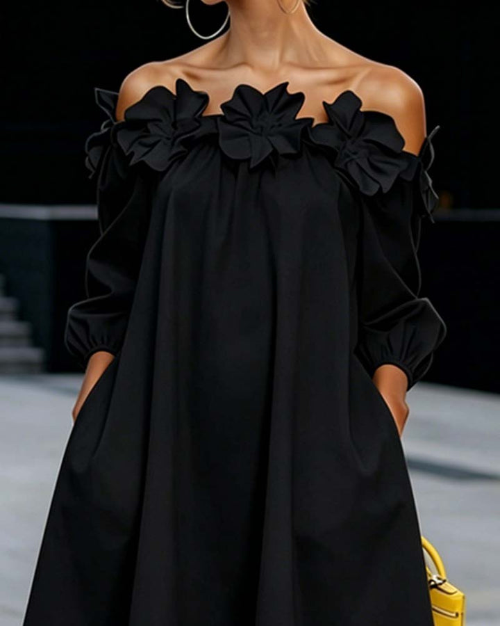 Robe à épaules dénudées avec accent floral