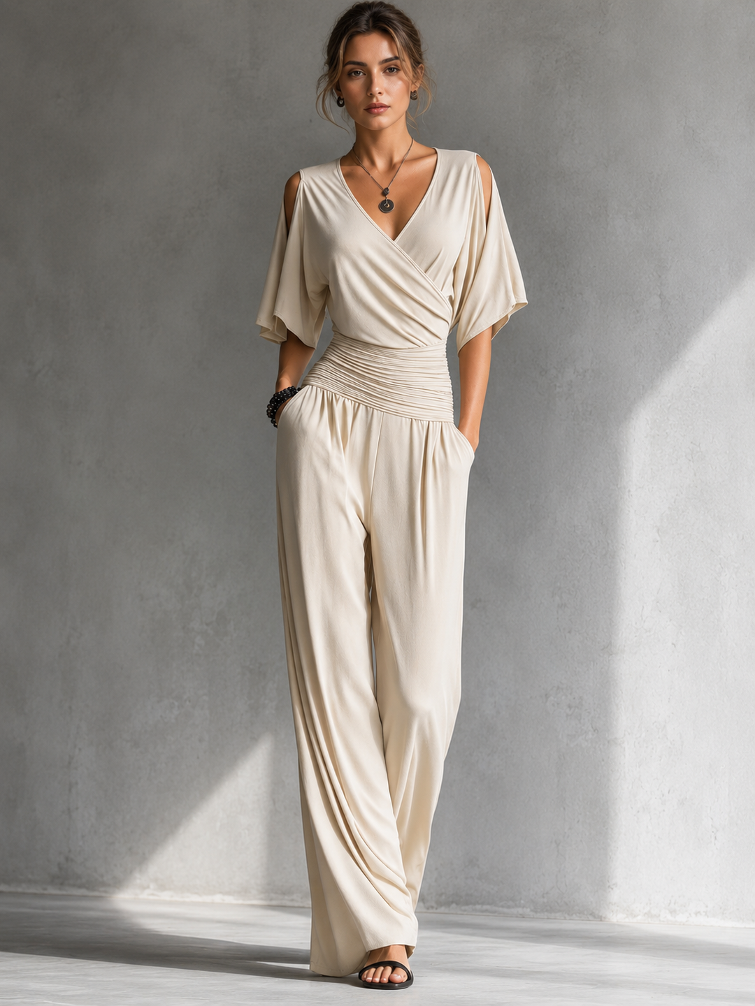 Combinaison beige avec décolleté en portefeuille et jambes larges