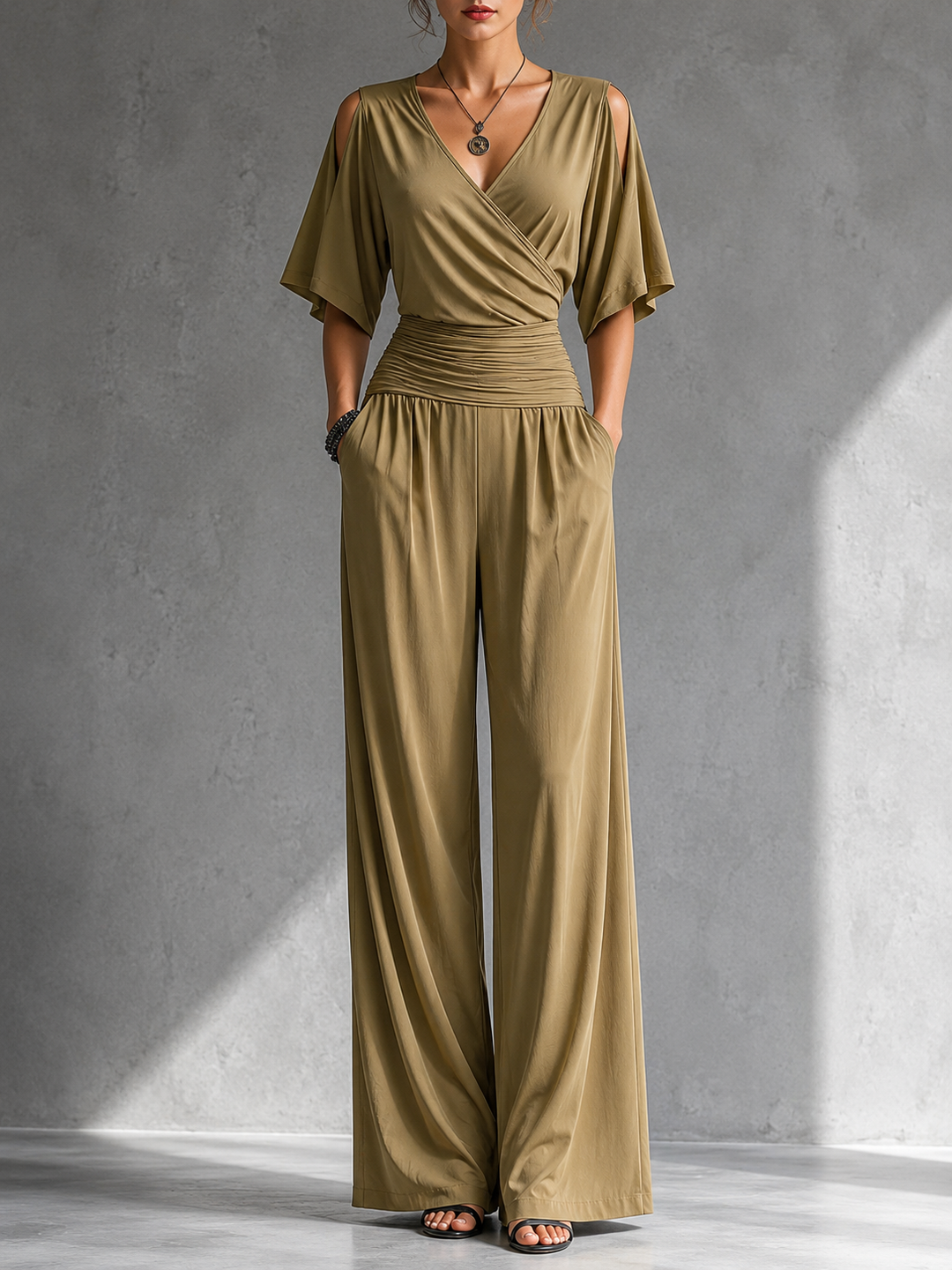 Ondina | Combinaison beige à décolleté croisé et jambes larges