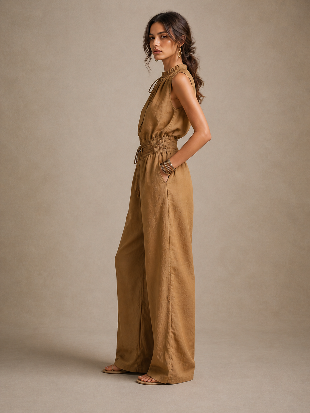 Zenaide | Combinaison couleur camel avec décolleté haut noué et jambes larges