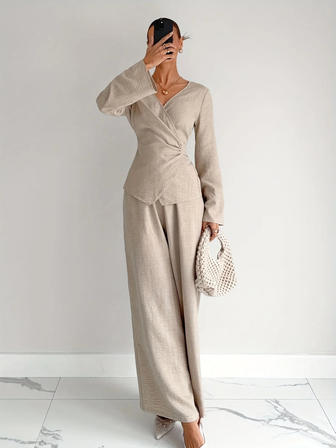 Nouvel ensemble automnal composé d'une chemise cintrée à la taille : un ensemble décontracté et confortable en deux pièces, au look tendance et à la mode