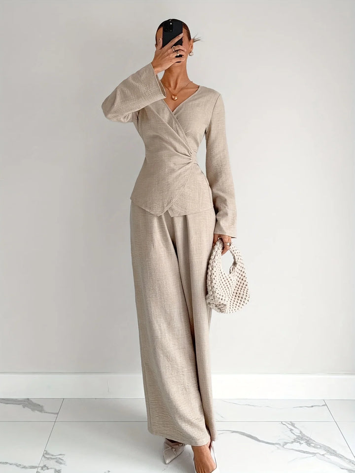 Nouvel ensemble automnal composé d'une chemise cintrée à la taille : un ensemble décontracté et confortable en deux pièces, au look tendance et à la mode