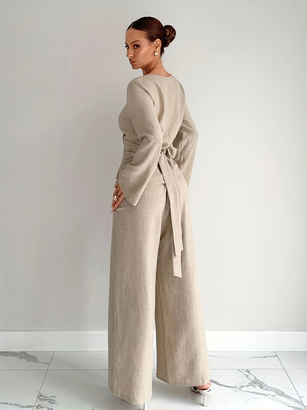 Nouvel ensemble automnal composé d'une chemise cintrée à la taille : un ensemble décontracté et confortable en deux pièces, au look tendance et à la mode