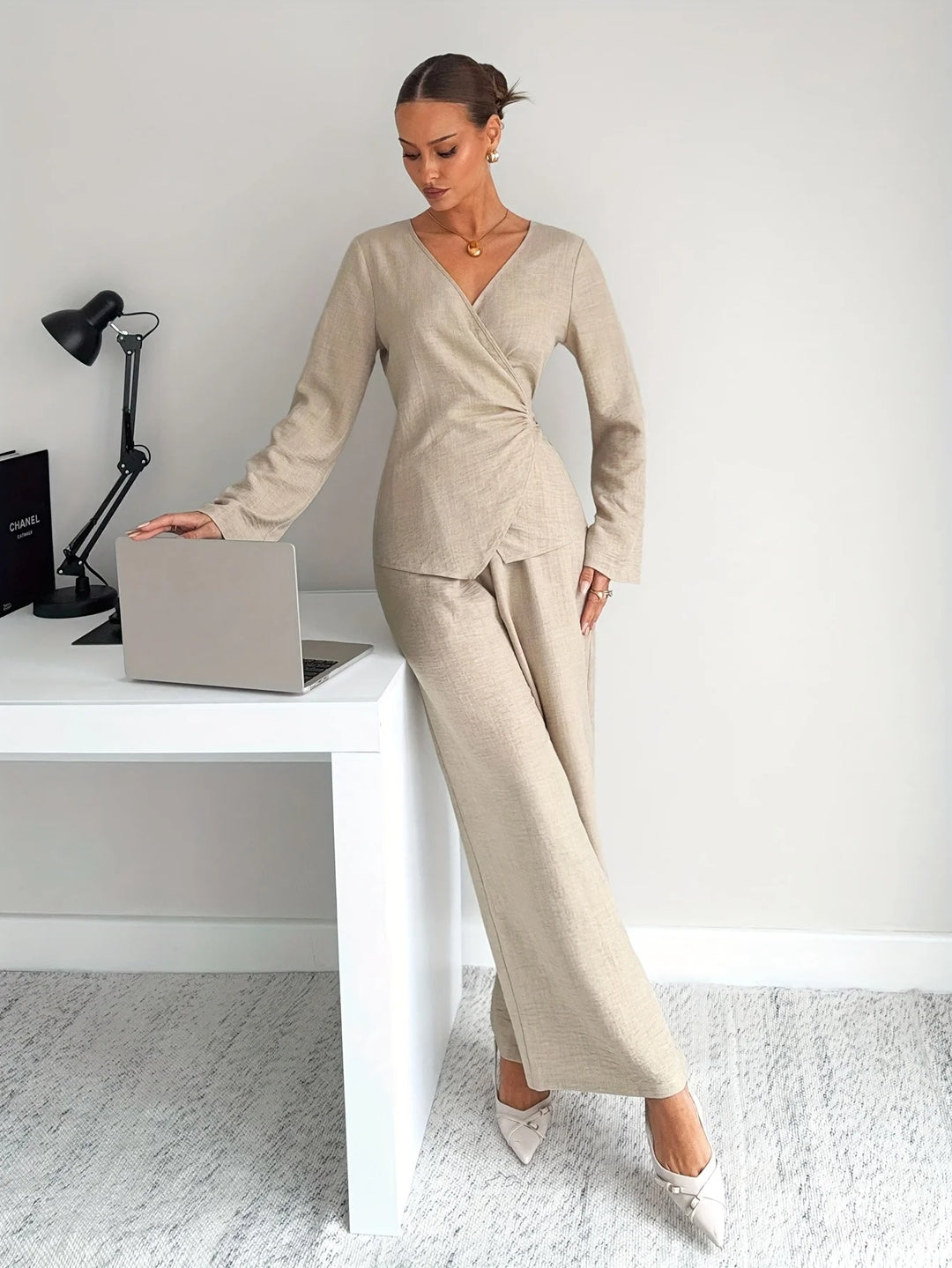 Nouvel ensemble automnal composé d'une chemise cintrée à la taille : un ensemble décontracté et confortable en deux pièces, au look tendance et à la mode