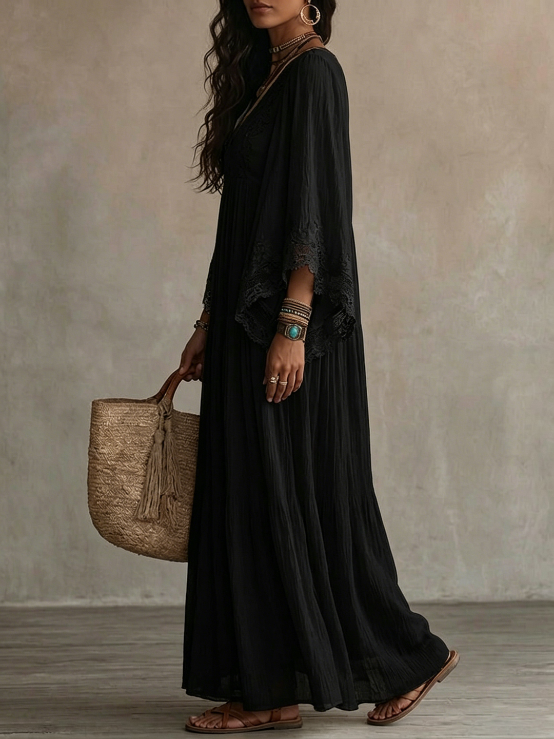 Ambra | Robe maxi noire décolletée en V avec manches chauve-souris