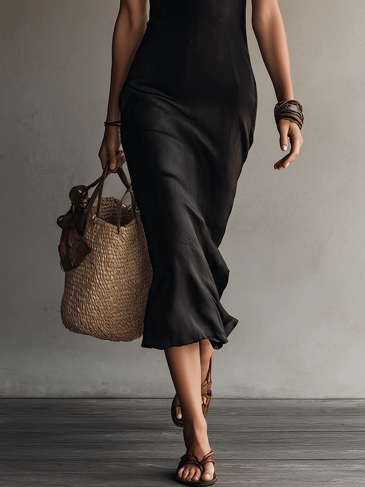 Adriana | Robe midi noire sans manches avec décolleté en V et bordures en dentelle