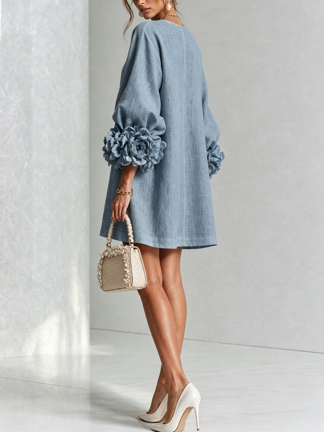 Robe Mini Boutonnée Florale Blanche Avec Manches Florales Étonnantes