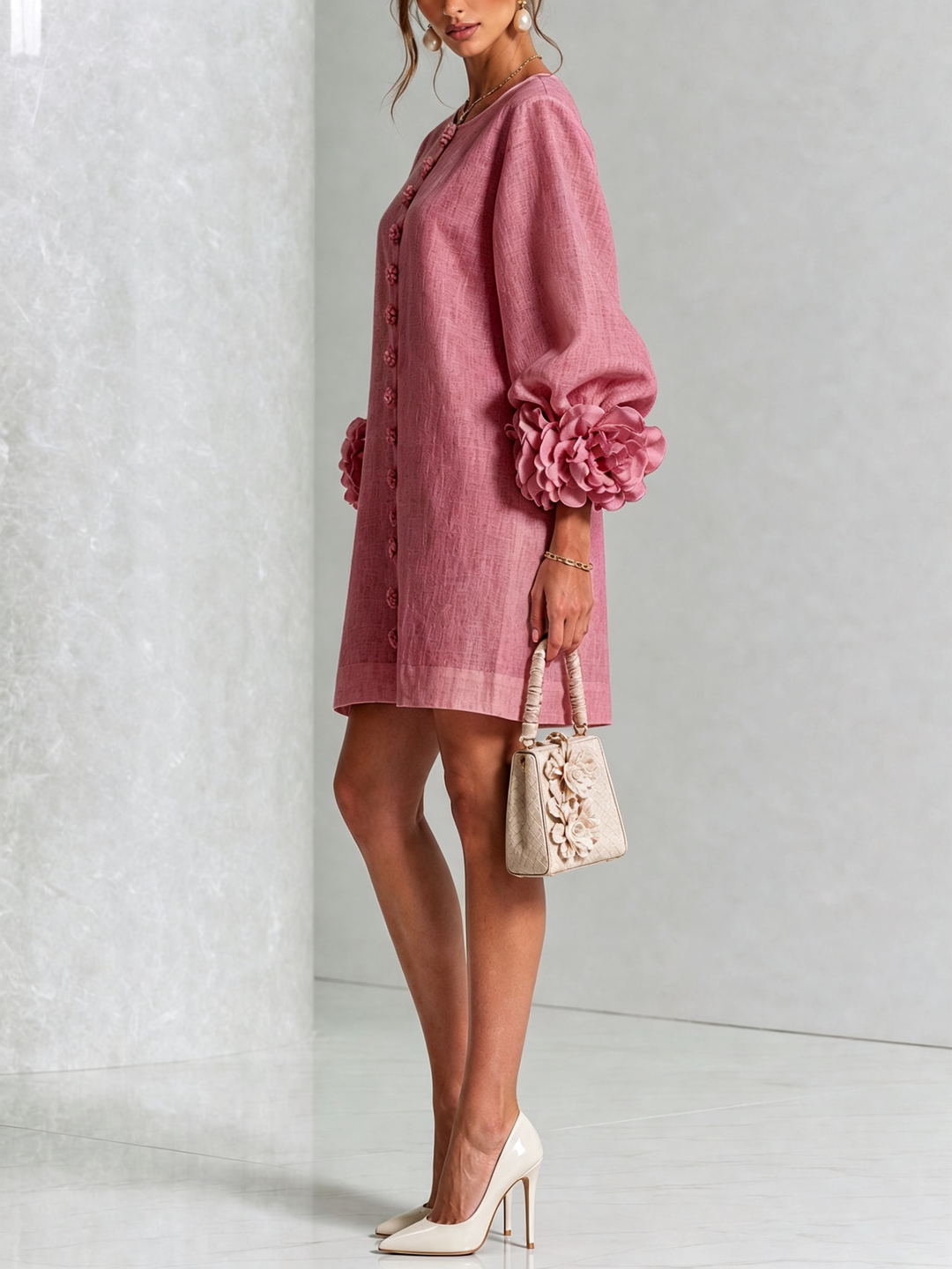 Robe Mini Boutonnée Florale Blanche Avec Manches Florales Étonnantes