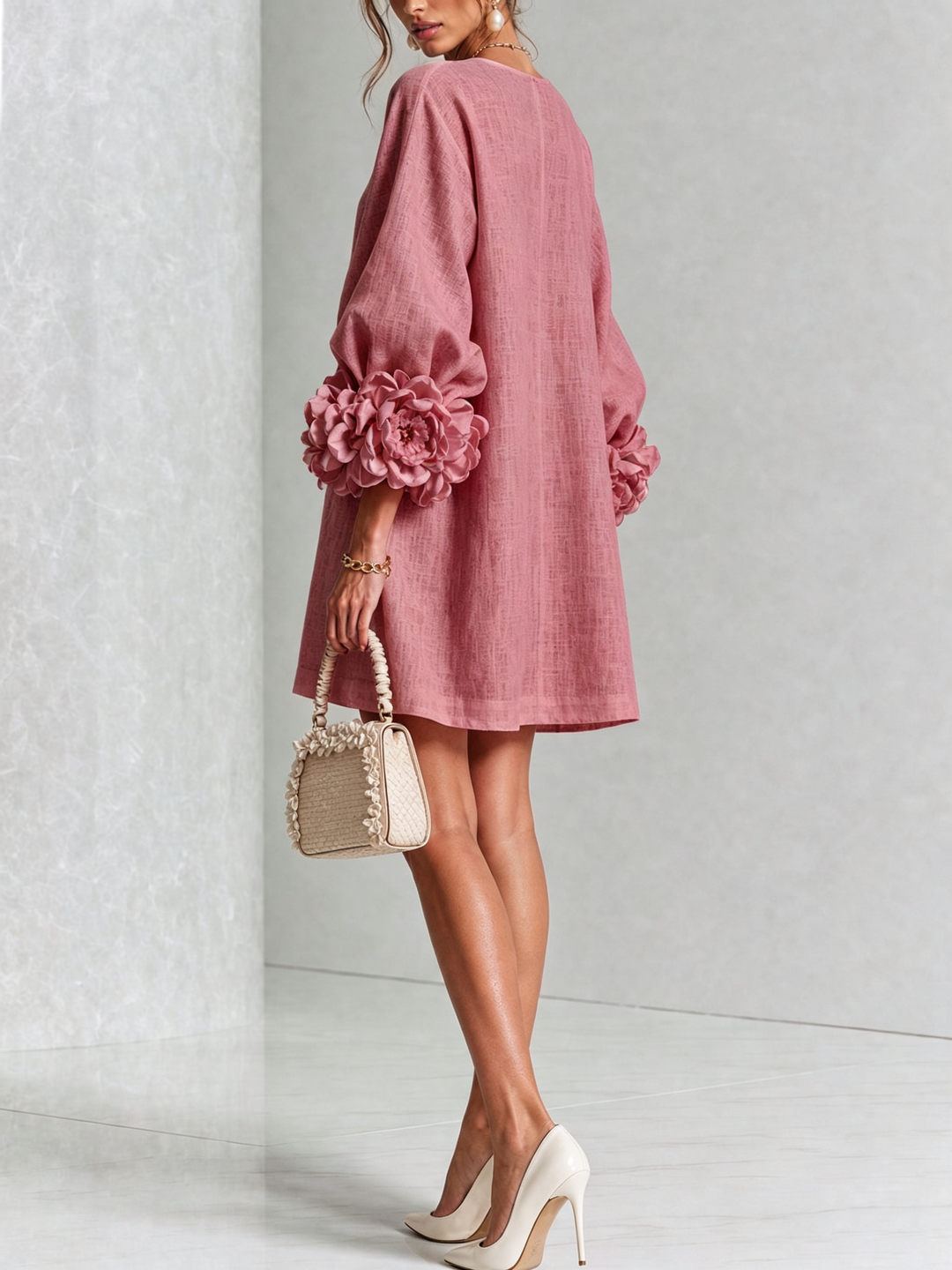 Robe Mini Boutonnée Florale Blanche Avec Manches Florales Étonnantes