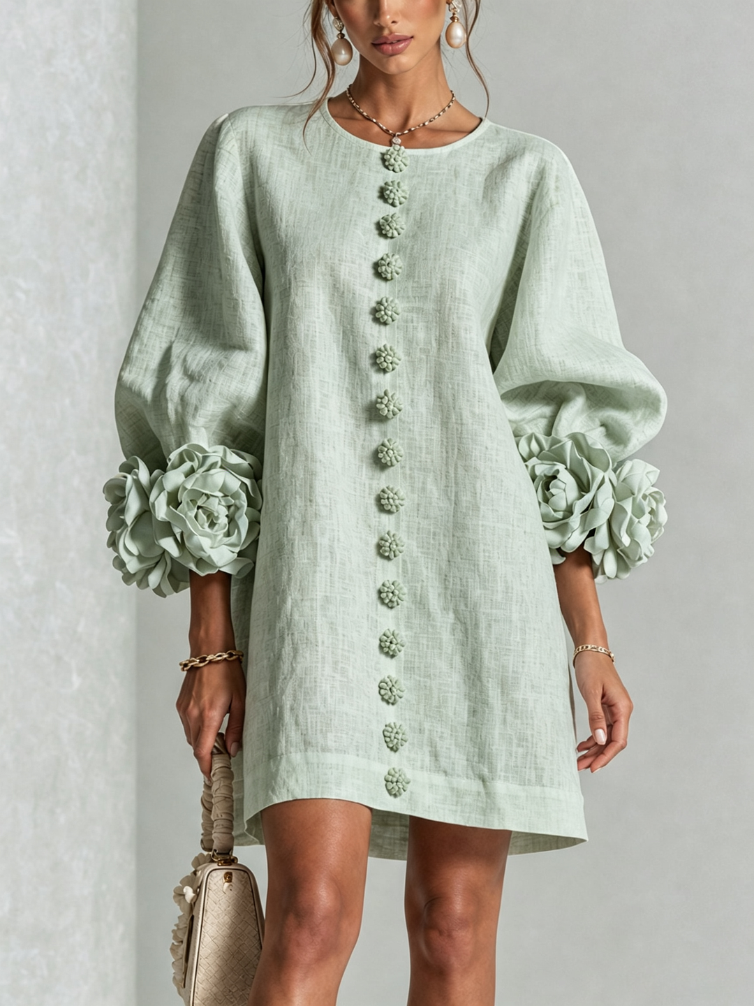Robe Mini Boutonnée Florale Blanche Avec Manches Florales Étonnantes