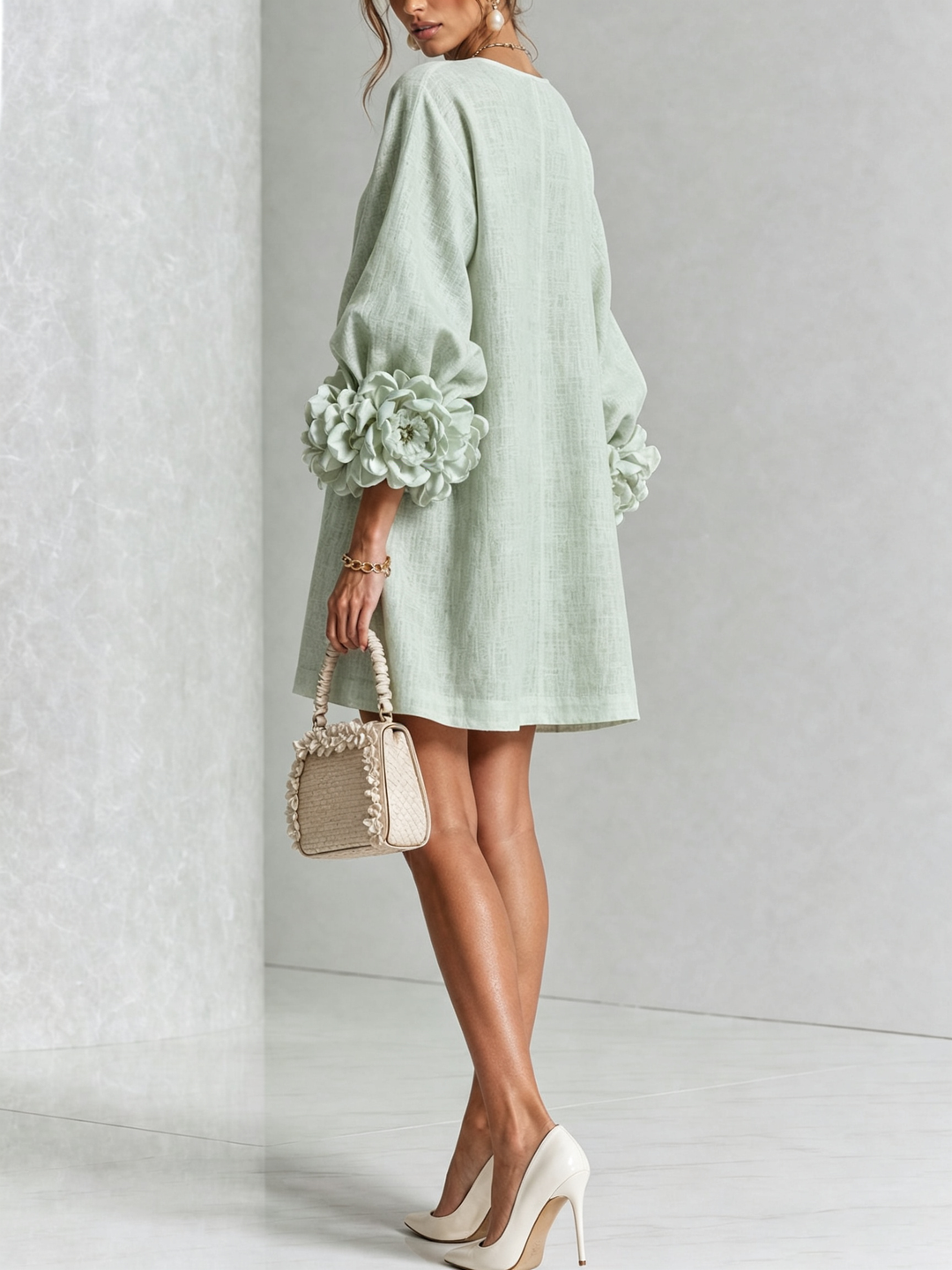 Robe Mini Boutonnée Florale Blanche Avec Manches Florales Étonnantes
