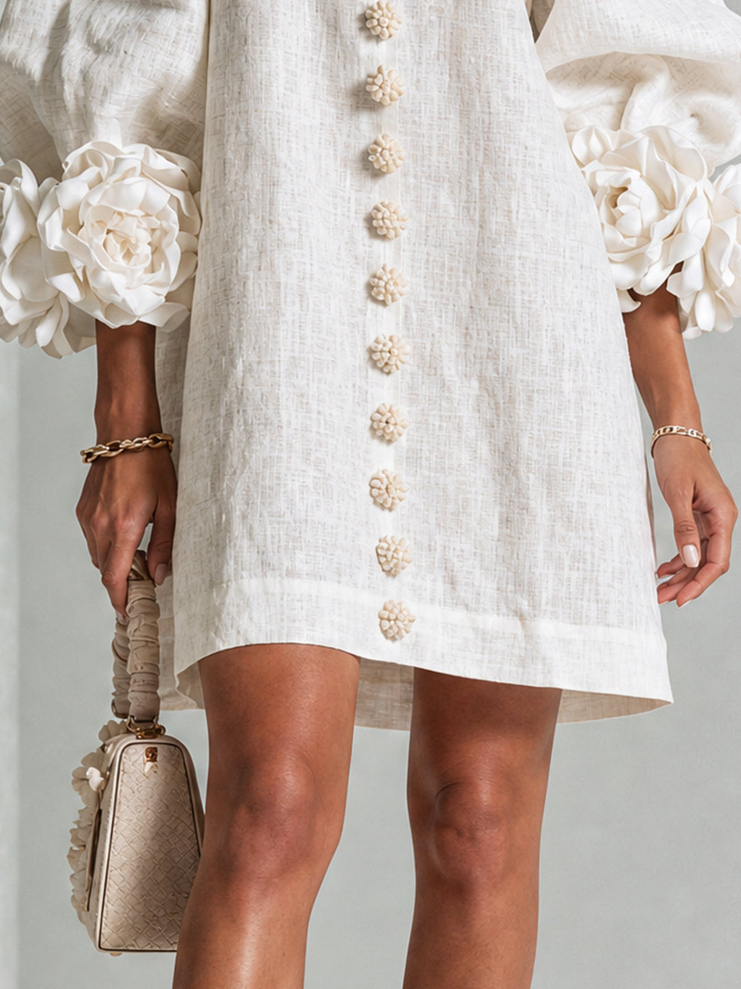 Robe Mini Boutonnée Florale Blanche Avec Manches Florales Étonnantes