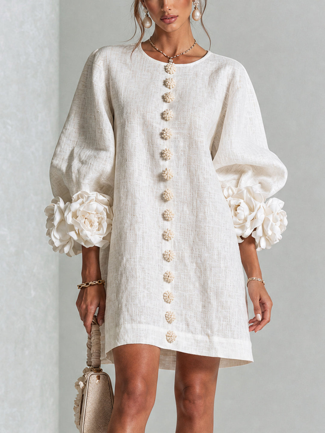 Robe Mini Boutonnée Florale Blanche Avec Manches Florales Étonnantes