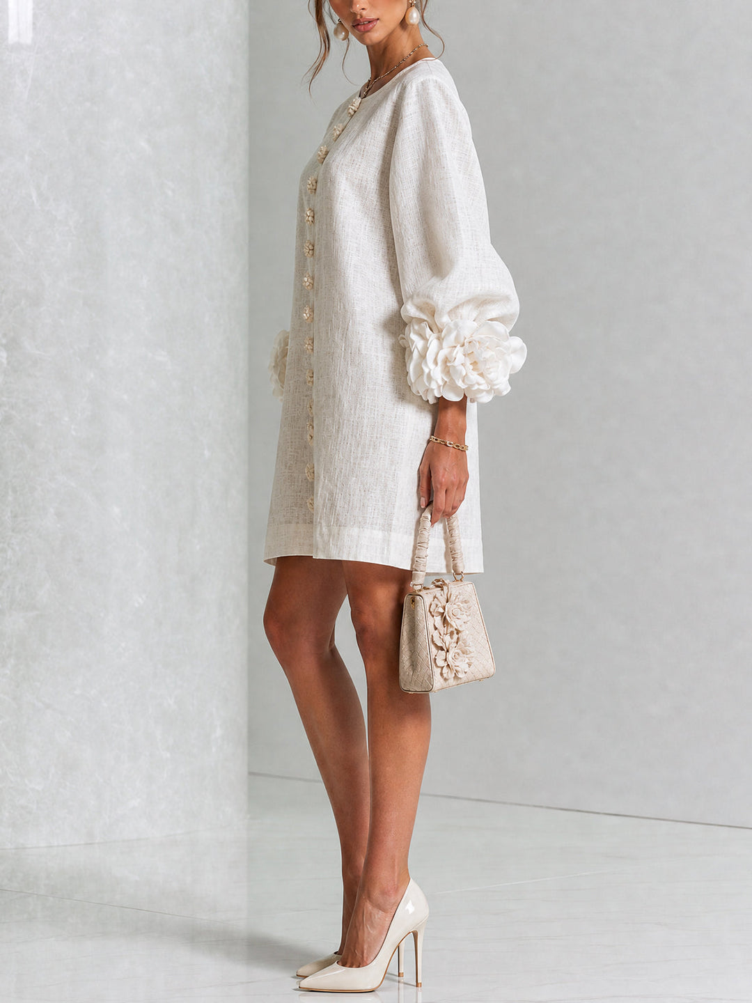 Robe Mini Boutonnée Florale Blanche Avec Manches Florales Étonnantes
