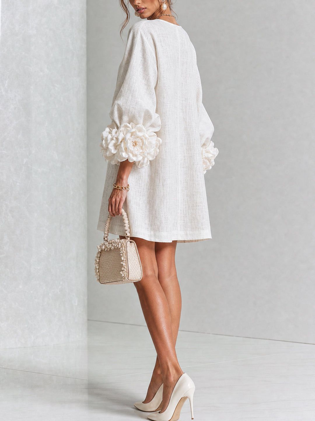 Robe Mini Boutonnée Florale Blanche Avec Manches Florales Étonnantes