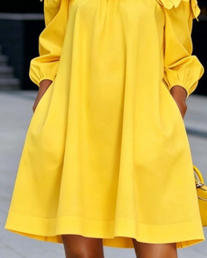 Robe à épaules dénudées avec accent floral