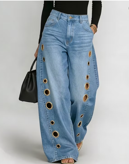 Jeans larges pour femmes à taille haute avec découpes et poches inclinées en métal